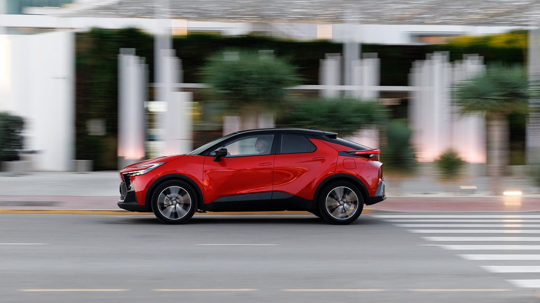 Toyota-C-HR-exterieur-zijkant-rijdend