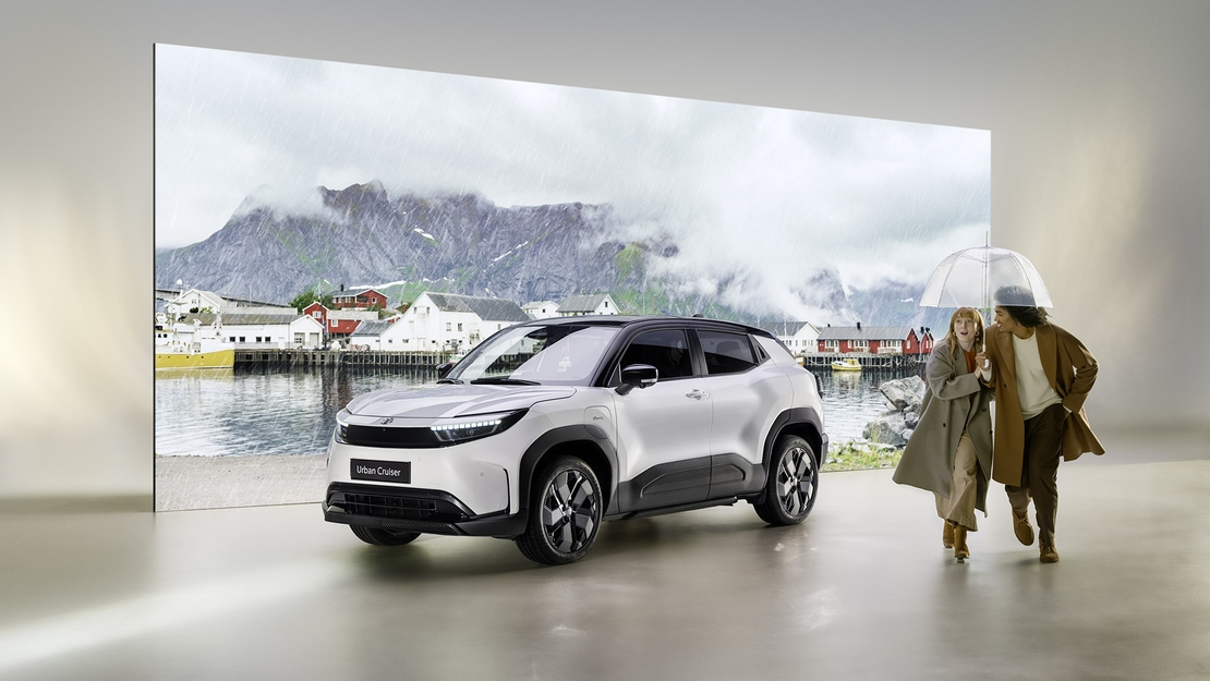 Toyota-Urban-Cruiser-linker-zijaanzicht-exterieur-koppel-paraplu