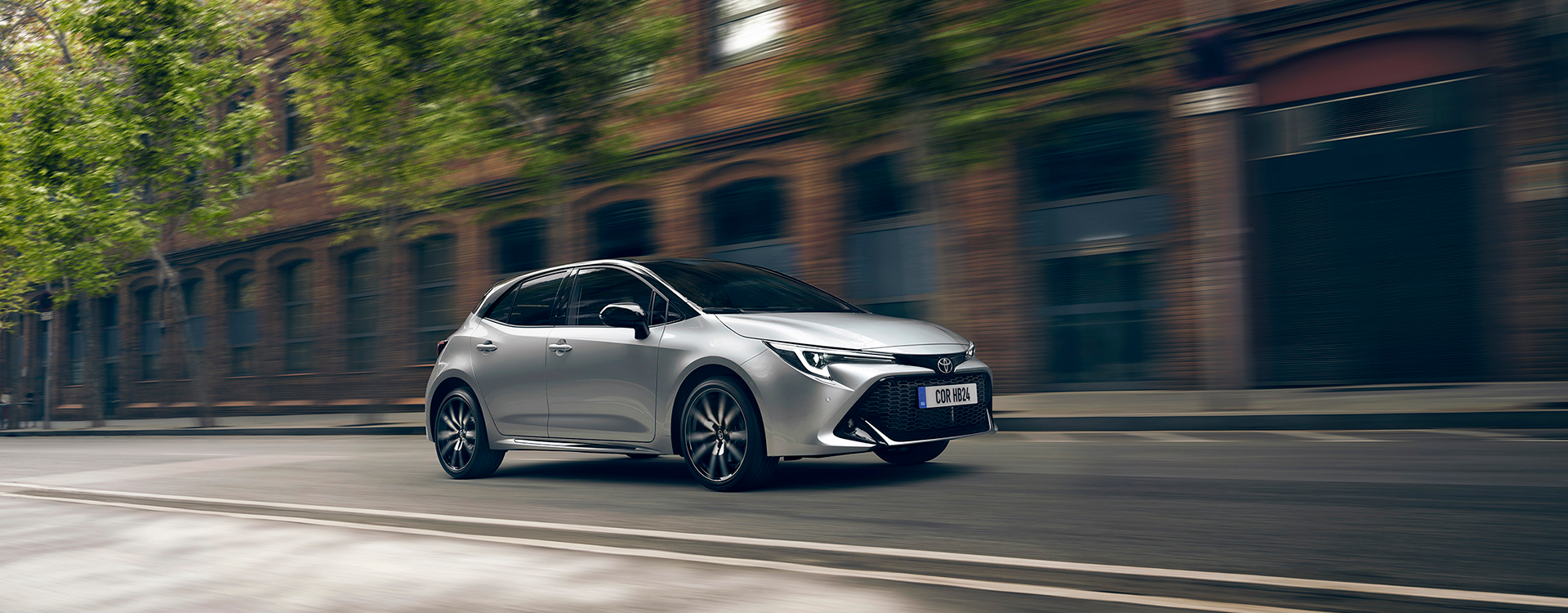 toyota-corolla-hatchback-exterieur-driekwart-rechtsvoor-zilvergrijs-1140x380.png