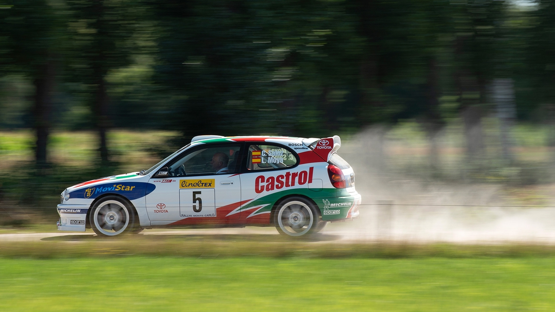 Toyota-Corolla-WRC-replica-exterieur-zijkant.jpg