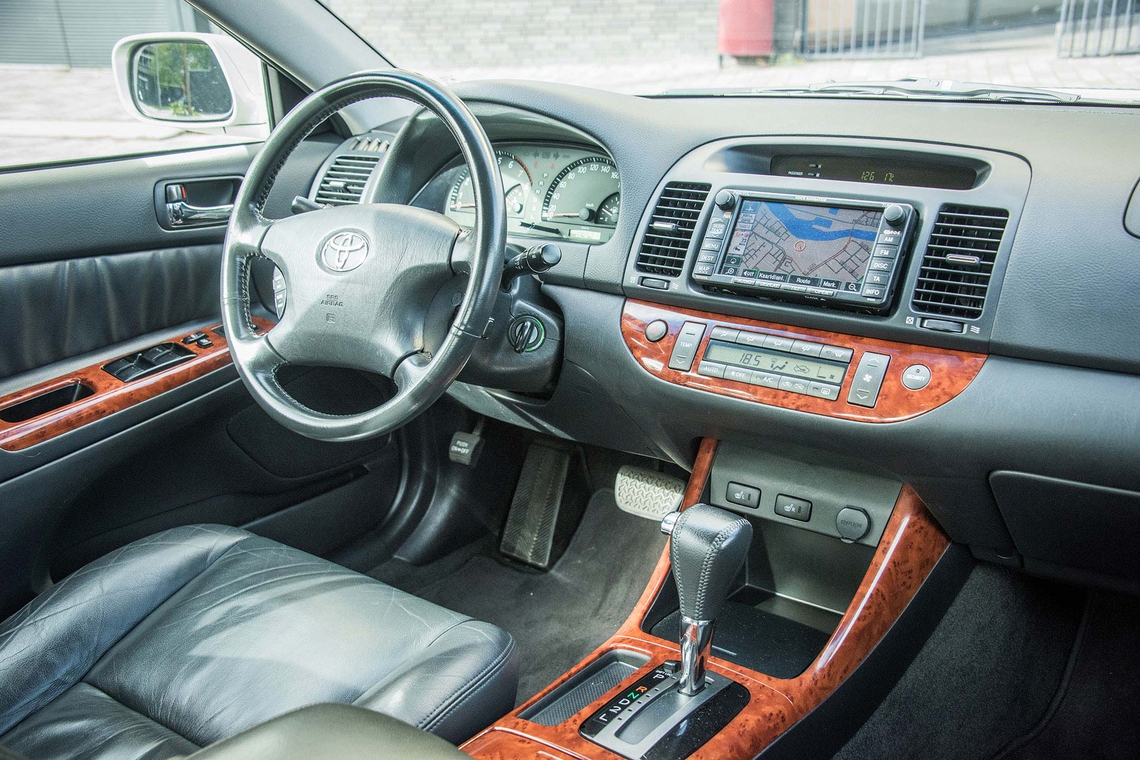 Toyota-camry-interieur-dashboard.jpg