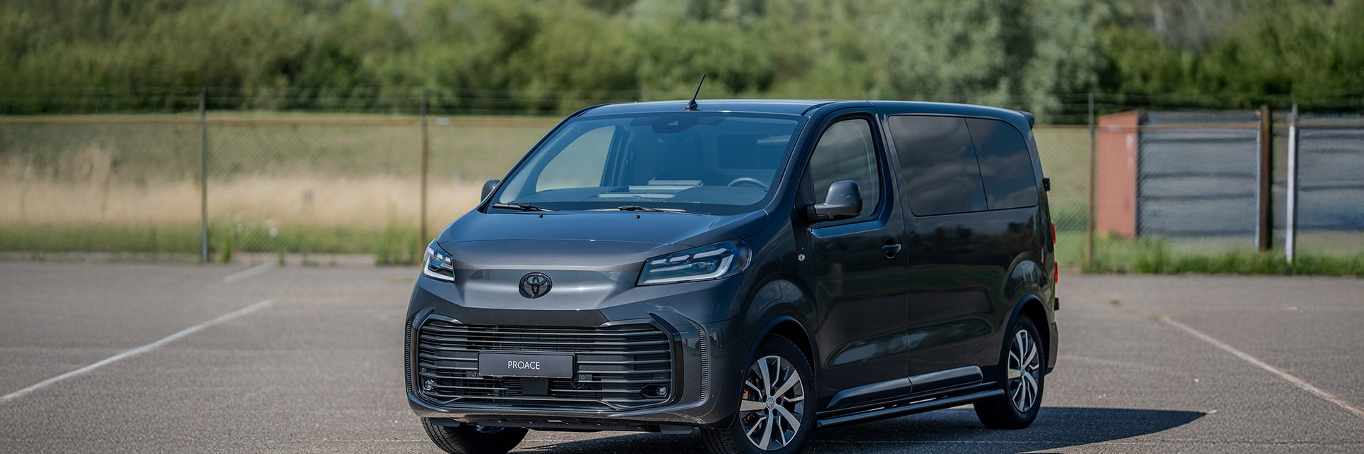 Toyota-Proace-Worker-Stealth-schuin-vooraanzicht-exterieur-stilstaand