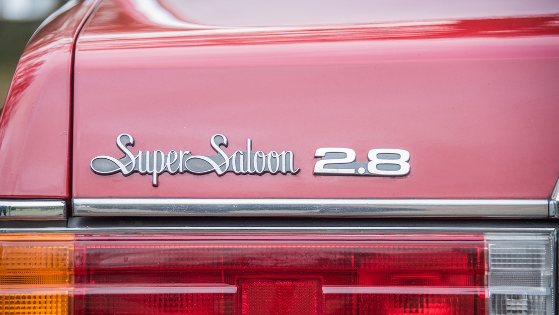 Toyota-Crown-Super-Saloon-1981-exterieur-achterkant-badge.jpg